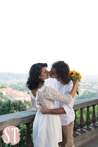 32Romantic engagement in Tuscany