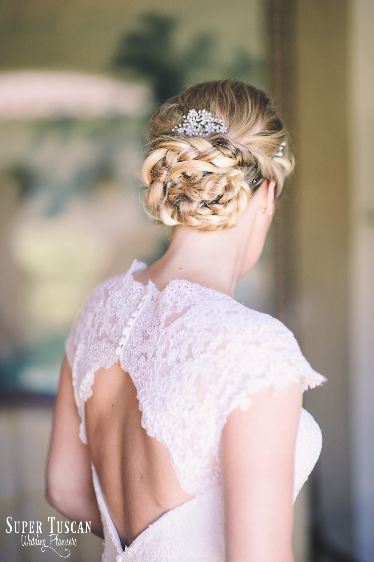 Wedding day in Tuscany: the perfect hairstyle for your look.