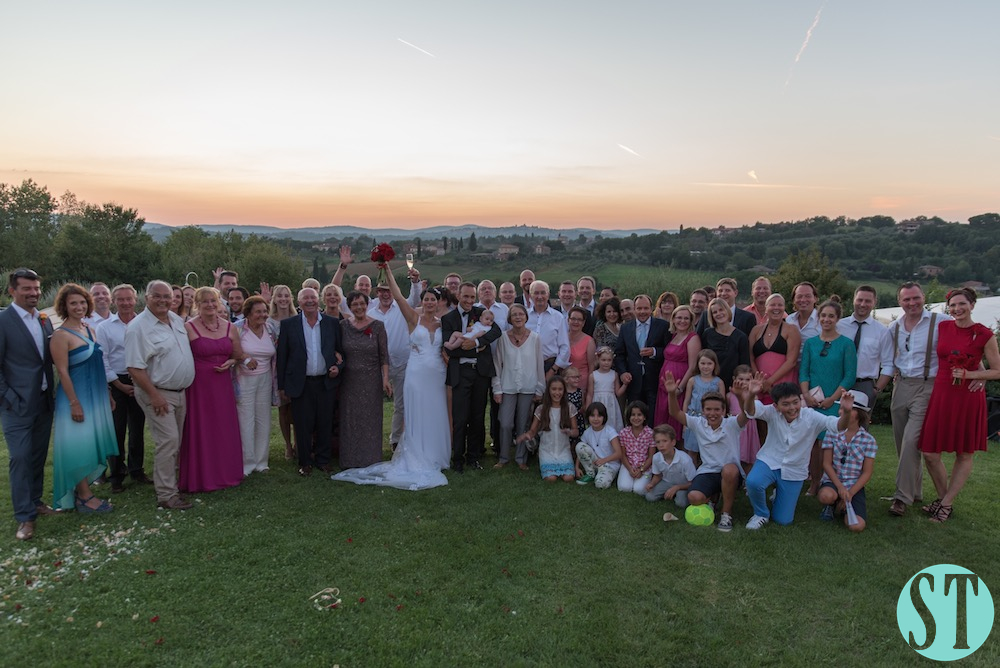 48Country wedding in tuscany - string lights